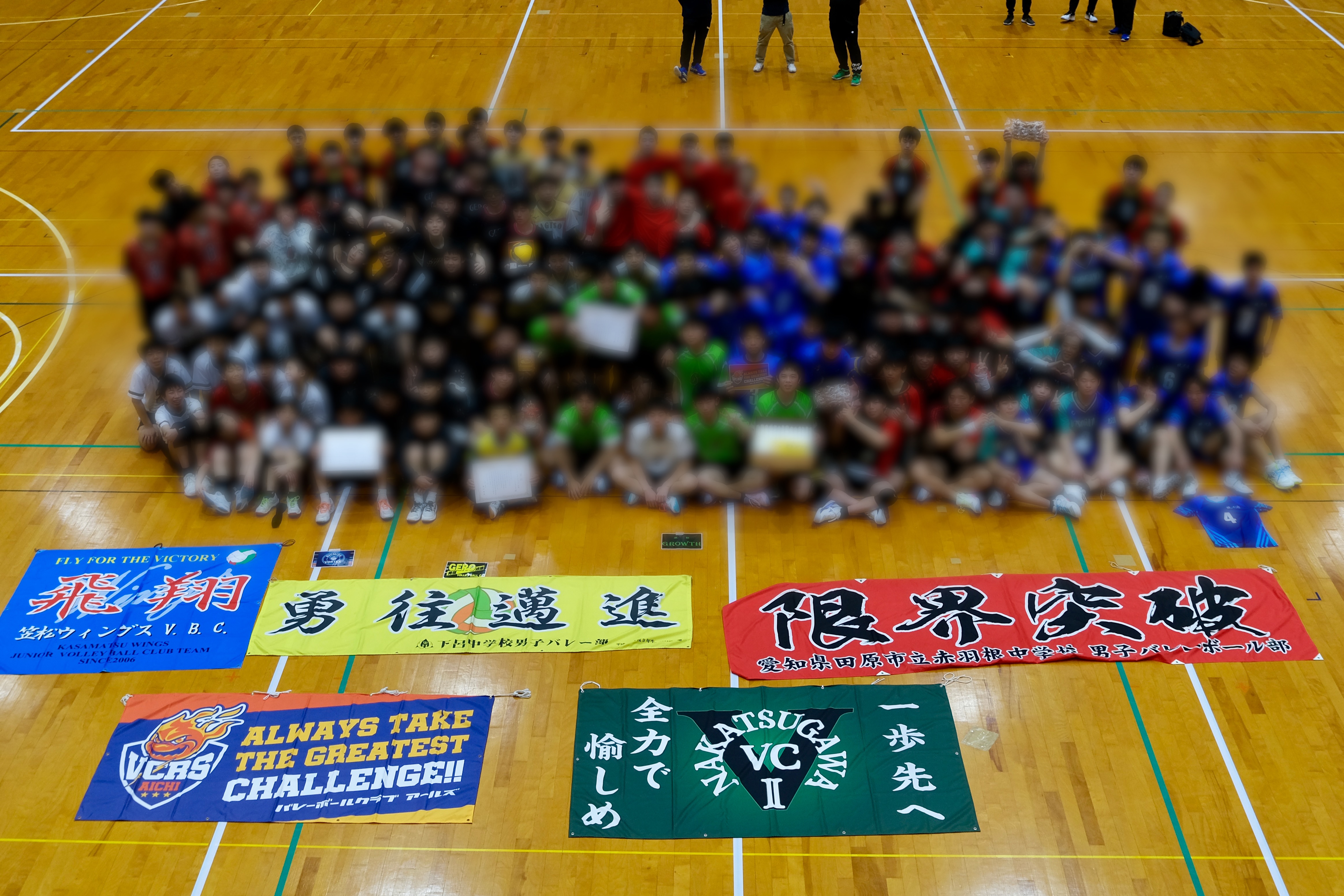 自主開催大会ど真んナカップで、県内外の参加チームが集まった集合写真