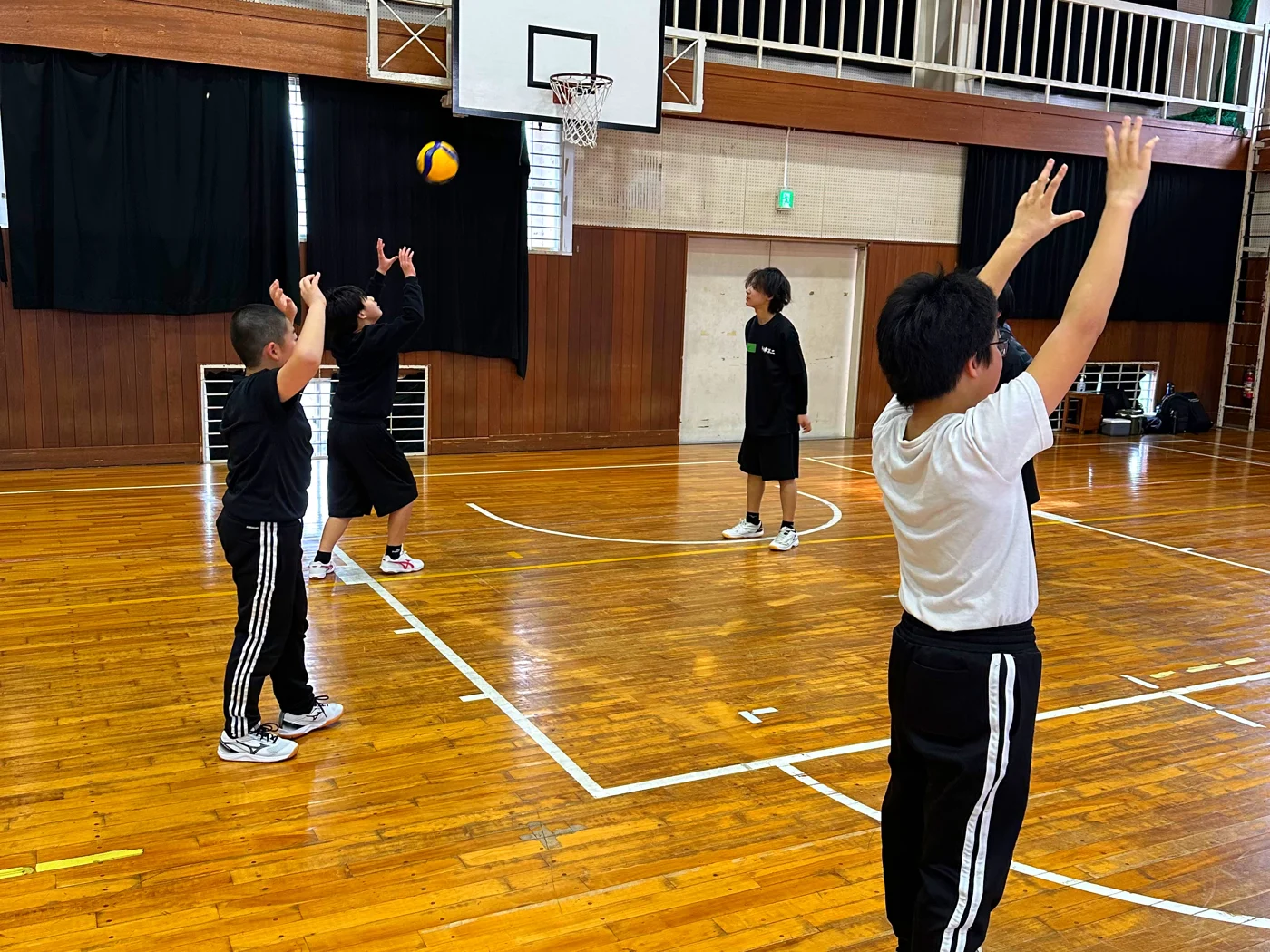 コーチと一緒にパスを練習する体験会の様子